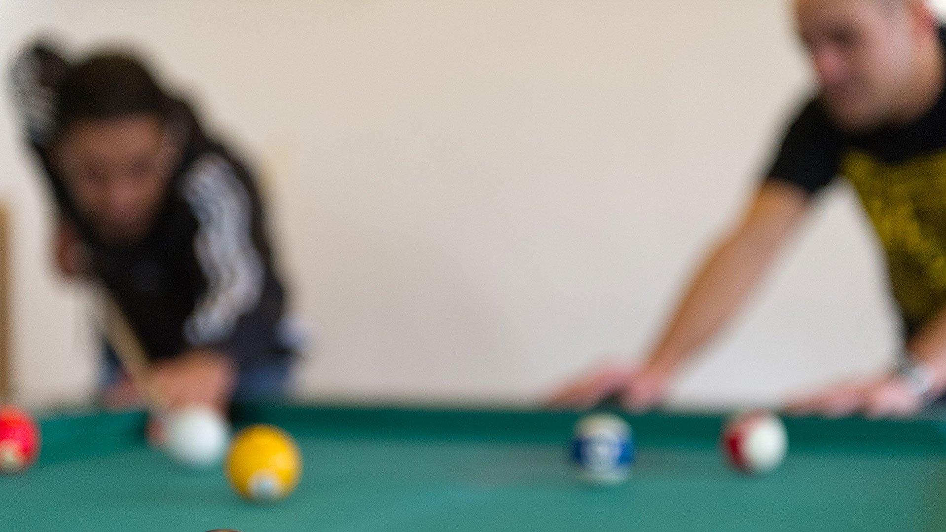 Nahaufnahme - Billiard-Szene: zwei Männer spielen