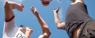 Zwei Männer spielen Basketball