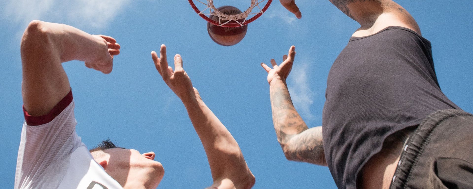 Zwei Männer spielen Basketball