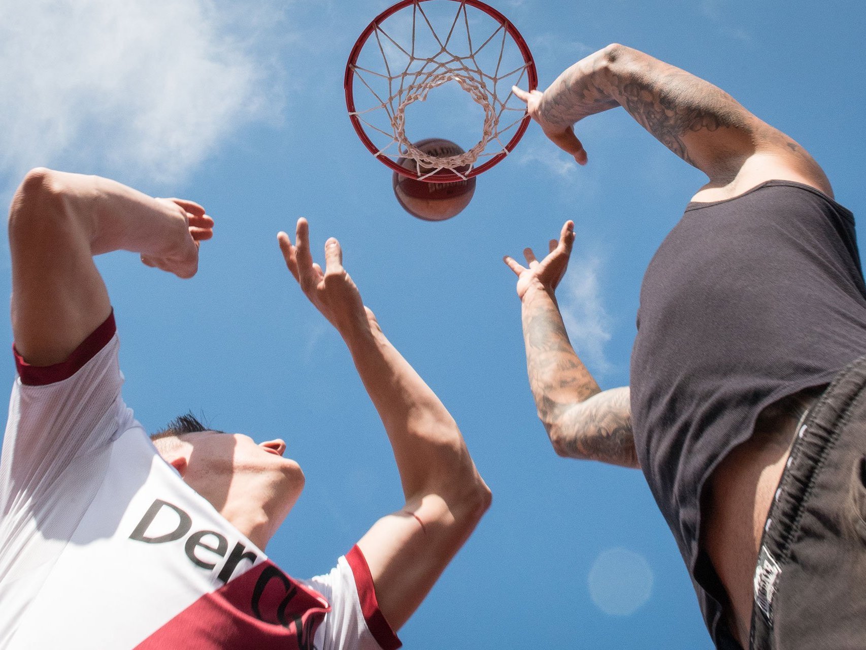 Zwei Männer spielen Basketball