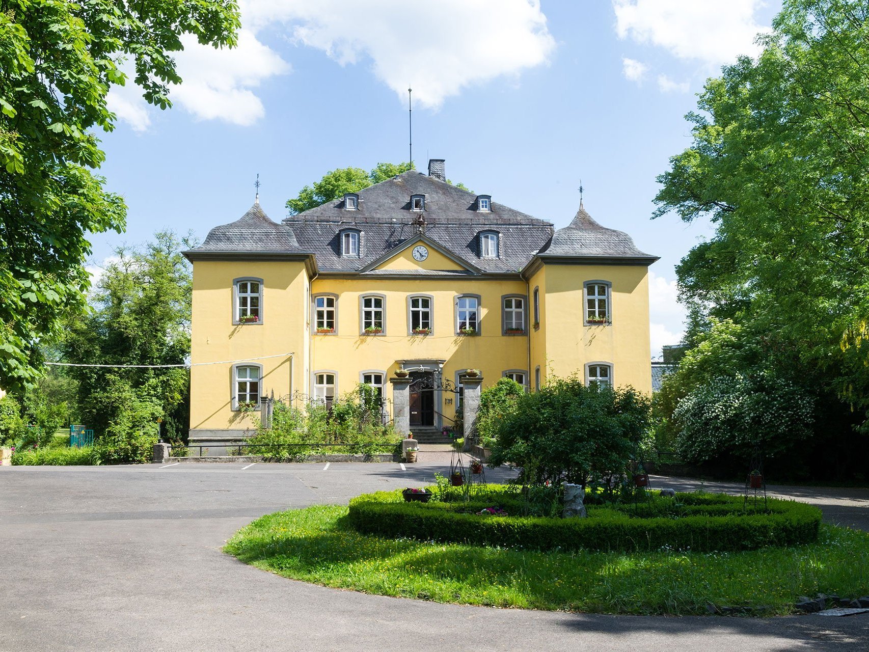 Aussenaufnahme mit Wendekreis - im Hintergrund: Der Eingang der Suchthilfe mit Treppenstufen