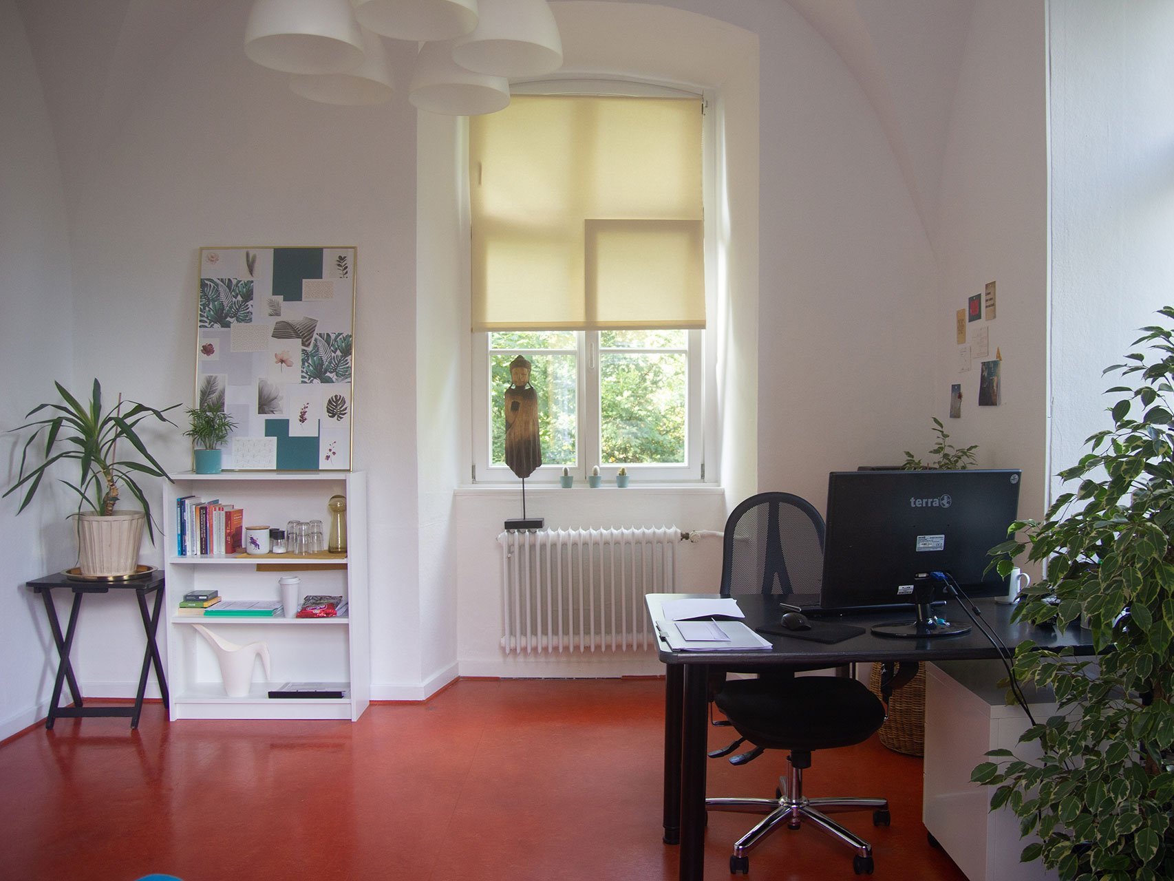 ein schön eingerichtetes Büro mit Zimmerpflanzen und Computer 